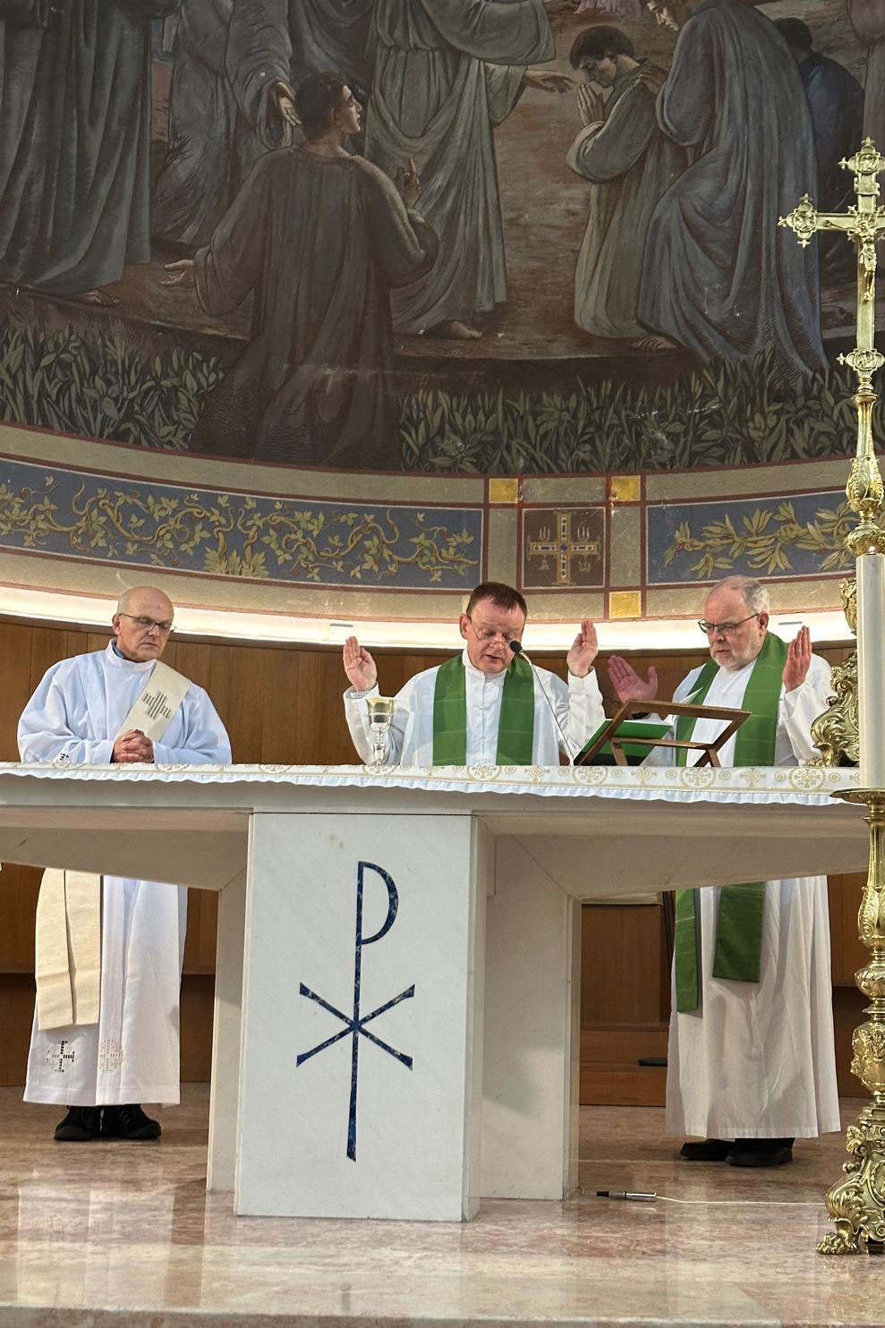 Heilige Messe in einer Kapelle des Petersdoms