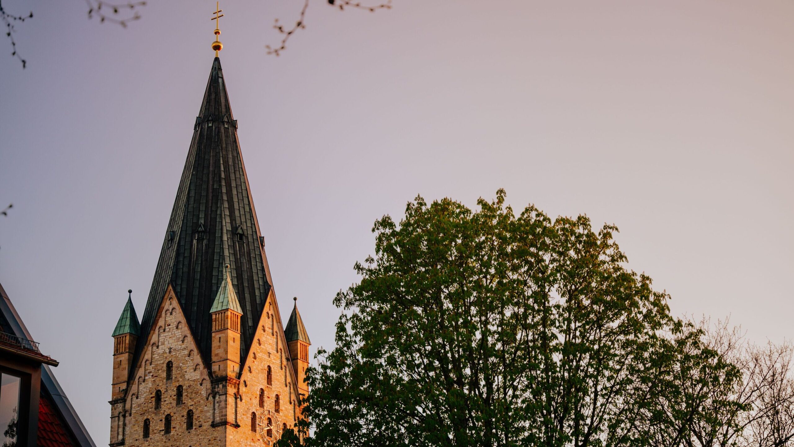 weboptimiert-Paderborner-Dom-im-Abendlicht-der-Osternacht-01-01-scaled-aspect-ratio-16-9