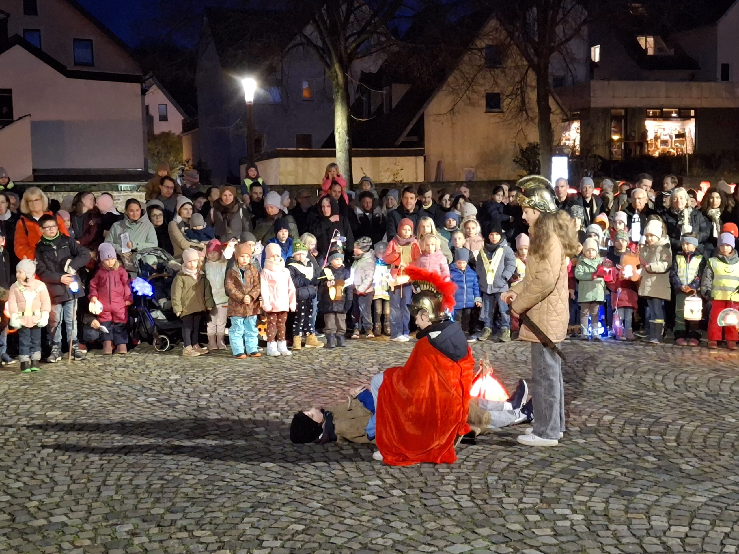 Martinsspiel auf dem Rathausplatz
