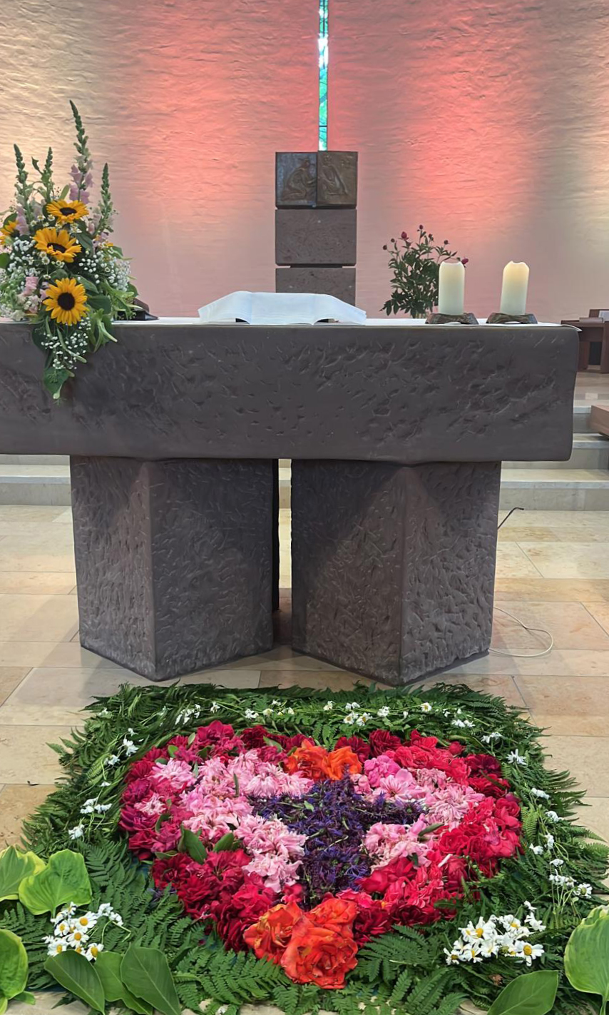 Blumenteppich vor dem Altar