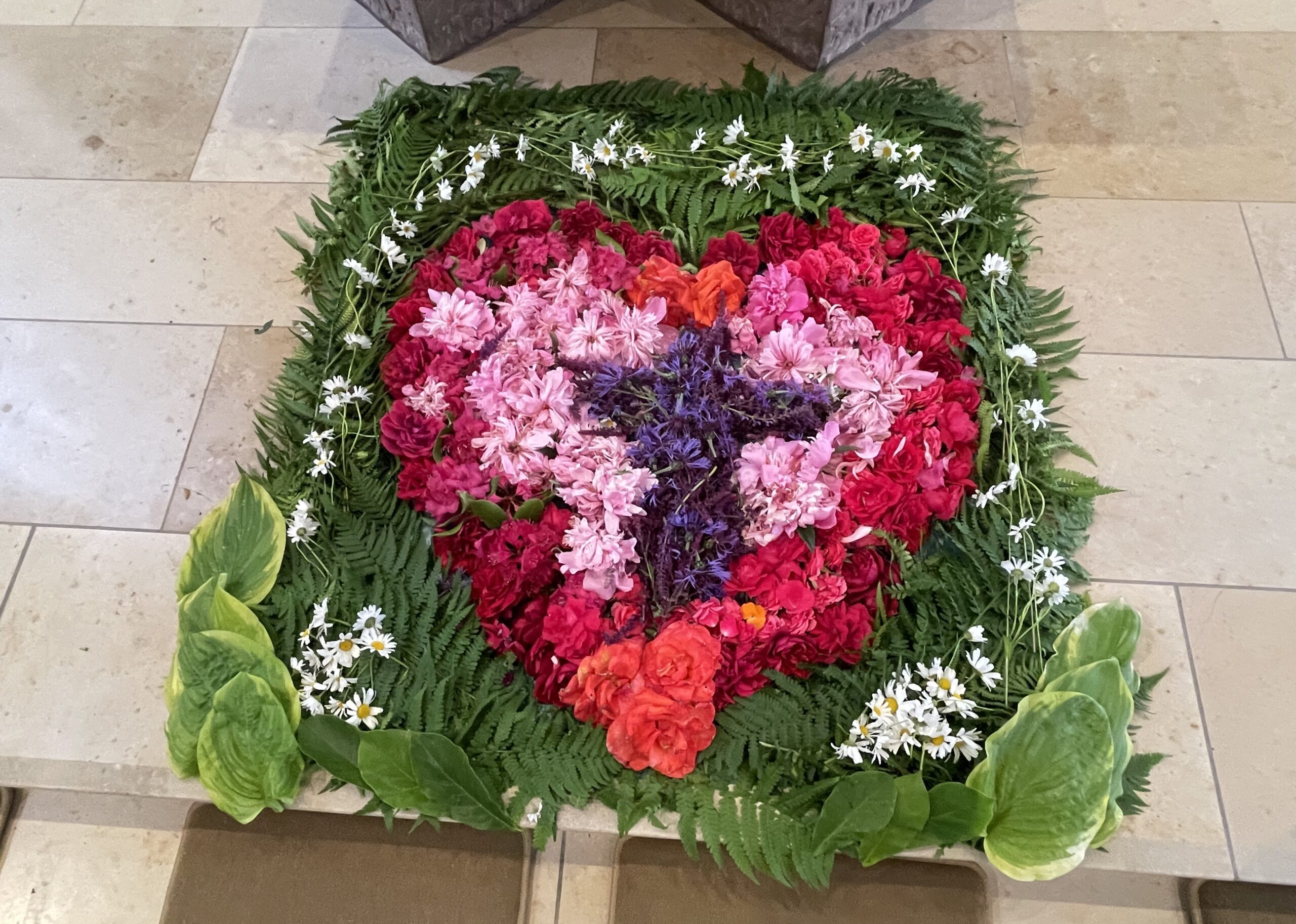 Blumenteppich vor dem Altar