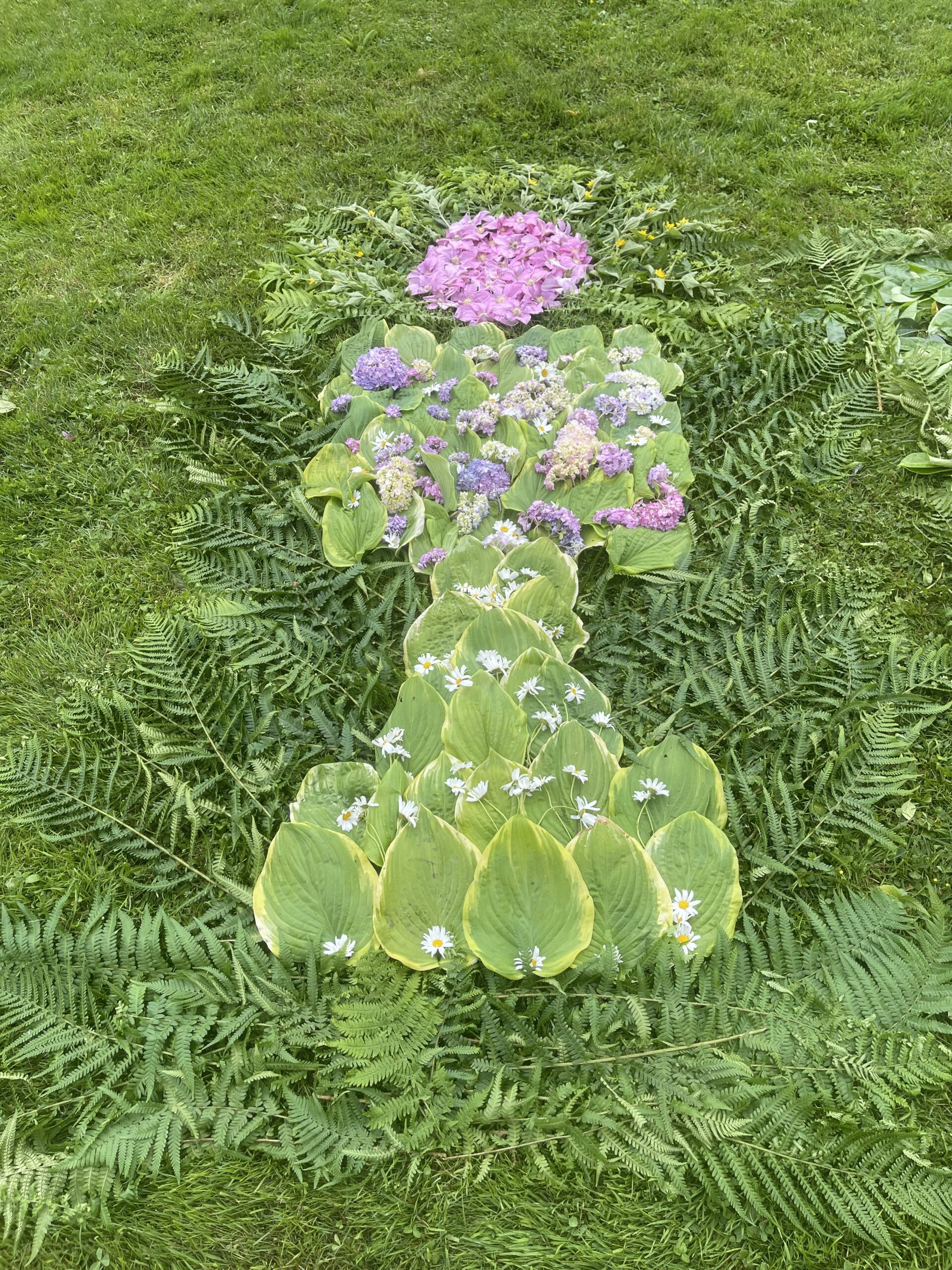 Blumenteppich vor der Kreuzigungsgruppe
