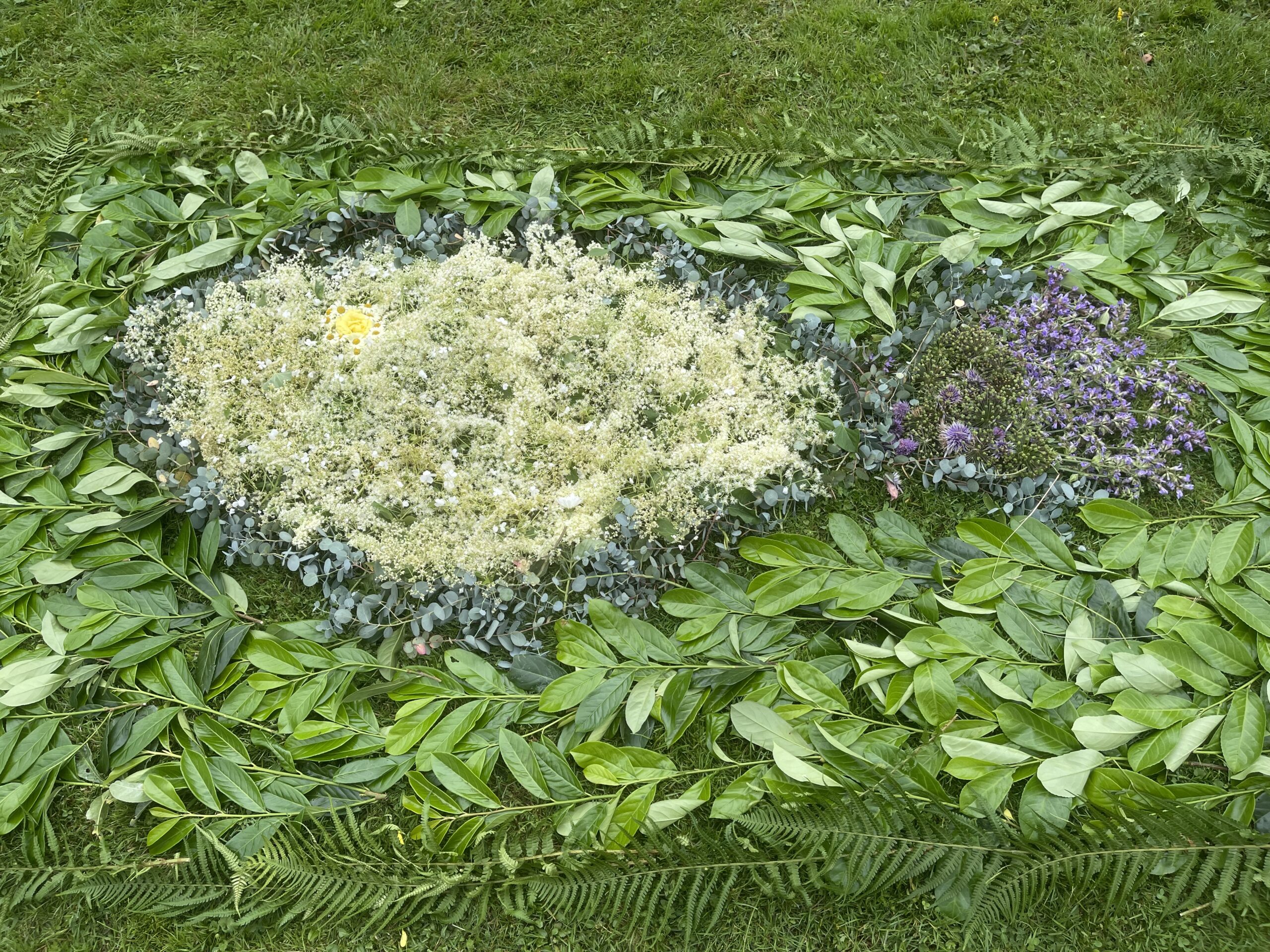 Blumenteppich vor der Kreuzigungsgruppe