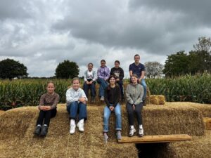 Messdienergruppe auf dem Strohballenturm am Maislabyrinth